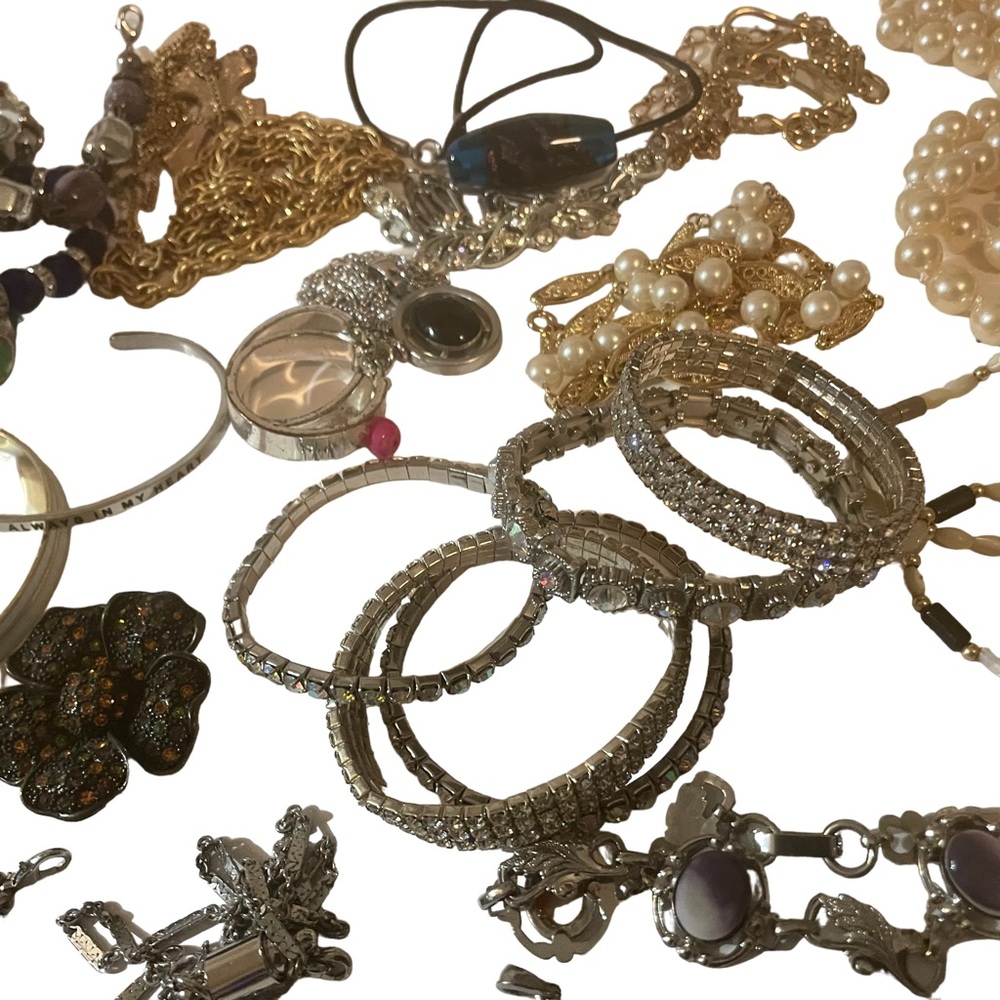 Vintage Mixed Jewelry Bundle Reseller Lot. Beautiful Pieces With Lots of Sparkle